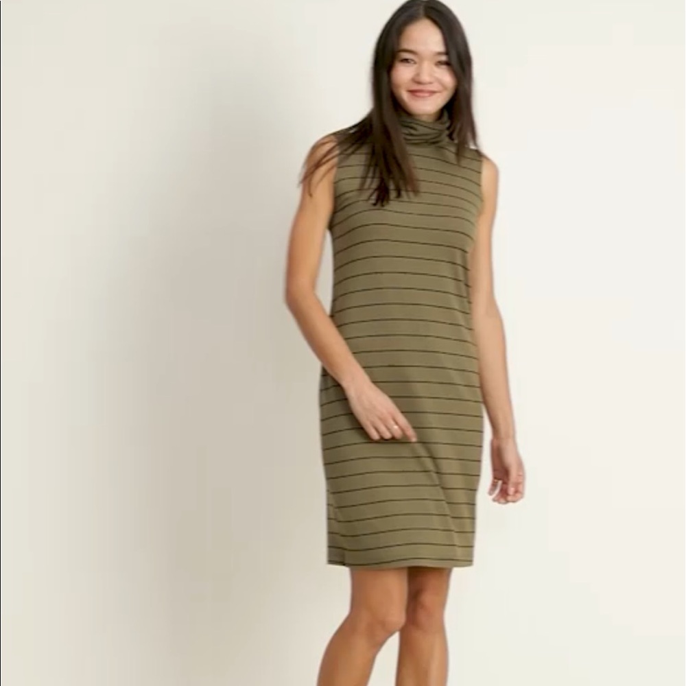 Sleeveless turtleneck shift dress